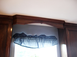 Extended sink valance with arched miolding